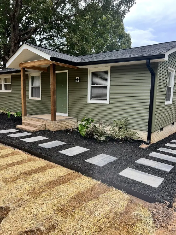 Paver steppers in dark mulch