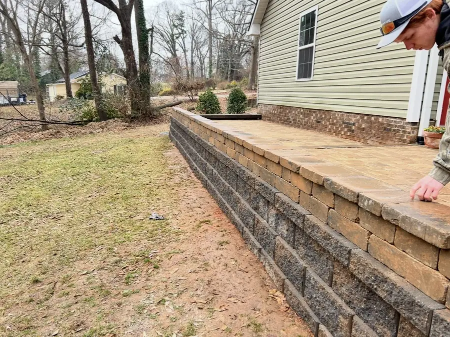 Two-tone block retaining wall with cap course
